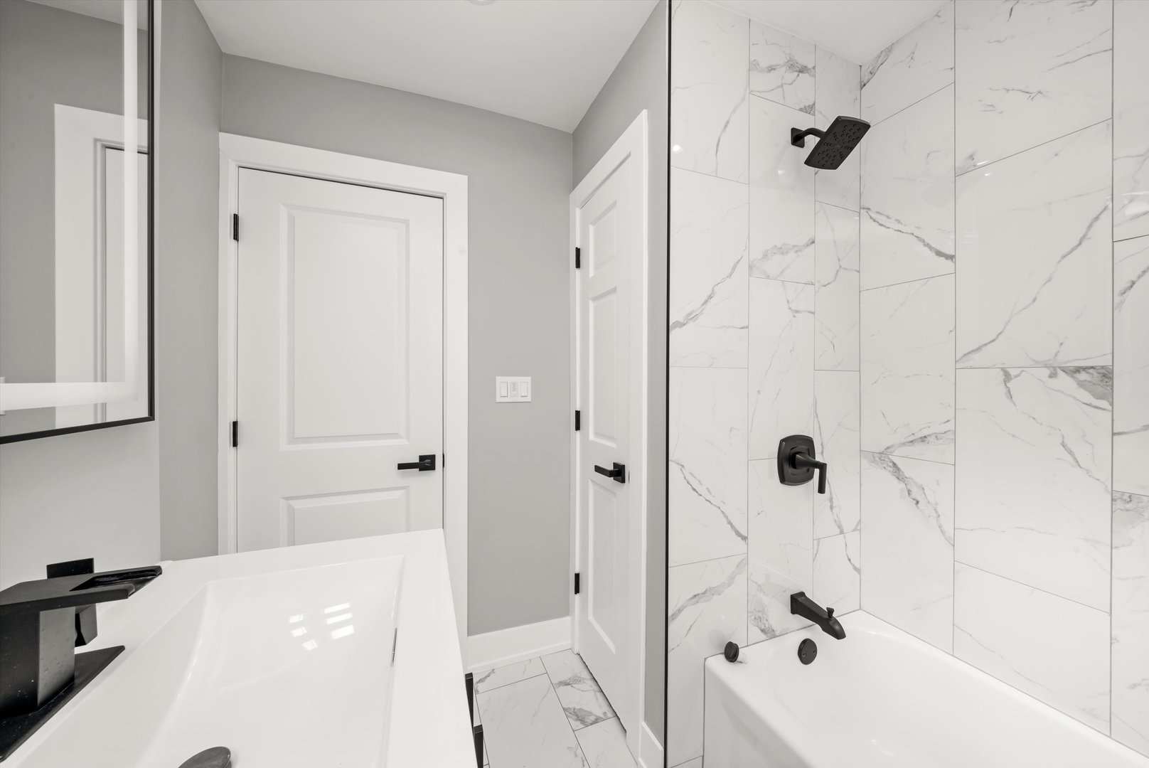 10047 South Calumet Avenue Chicago, IL 60628 - Photo 12 of 32 a bathroom with a bathtub and shower