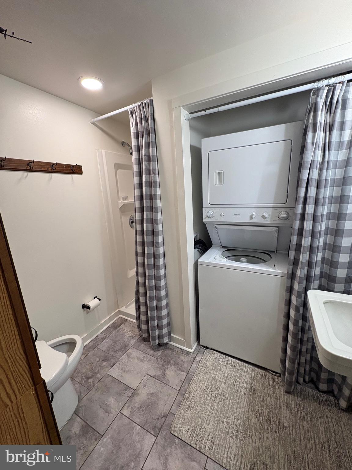 132 Club Road Pasadena, MD 21122 - Photo 16 of 29 Full bath with laundry ability