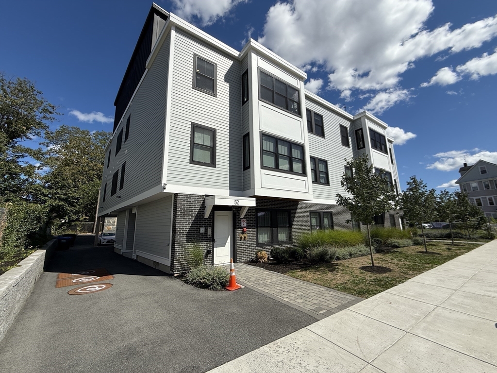52 Withington Street, Unit 7 Boston, MA 02124 - Photo 27 of 32 a view of a building with a street