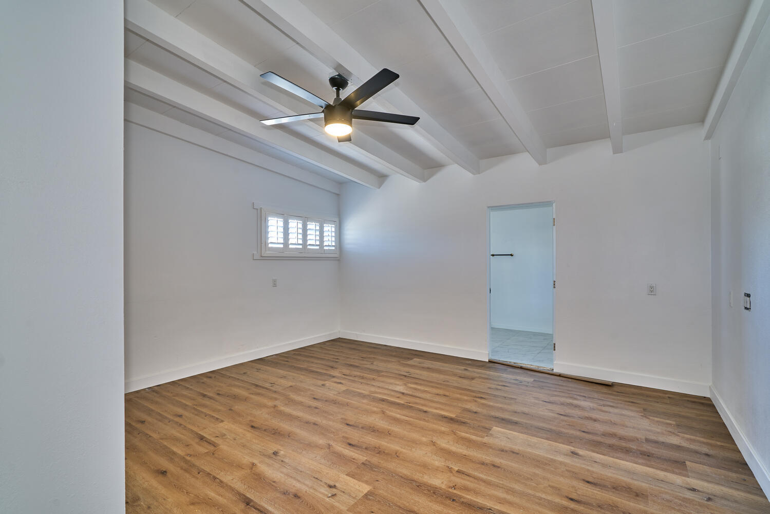 73300 Paradise Avenue Desert Hot Springs, CA 92241 - Photo 40 of 44 a view of empty room with wooden floor and fan