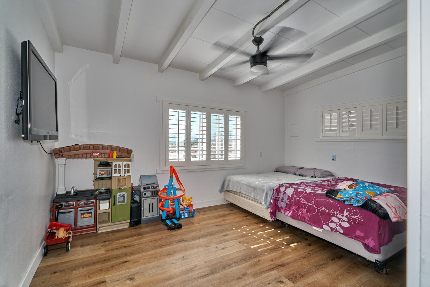 73300 Paradise Avenue Desert Hot Springs, CA 92241 - Photo 43 of 44 a bedroom with bed and a chandelier