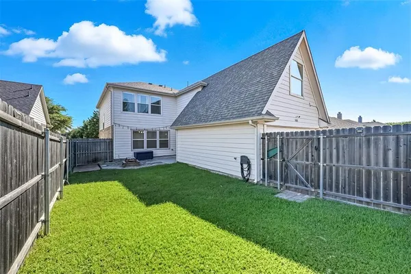a view of a back yard of the house