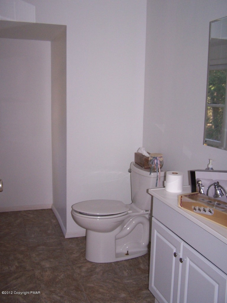 17 Unionville Road Jim Thorpe, PA 18229 - Photo 8 of 13 bathroom