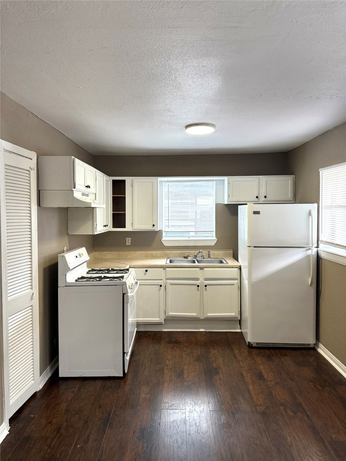 5412 Market Street, Unit 3 Houston, TX 77020 - Photo 4 of 11 a kitchen with a refrigerator and a stove top oven
