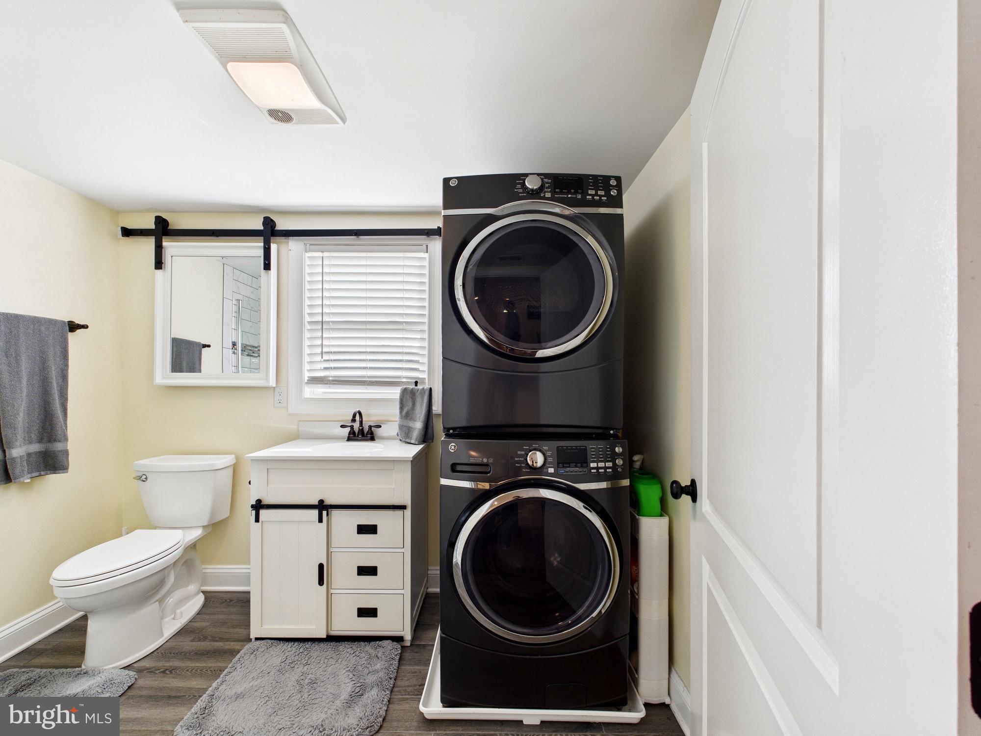 15551 Wharton Road Goldsboro, MD 21636 - Photo 20 of 80 Stylish laundry nook with modern appliances.