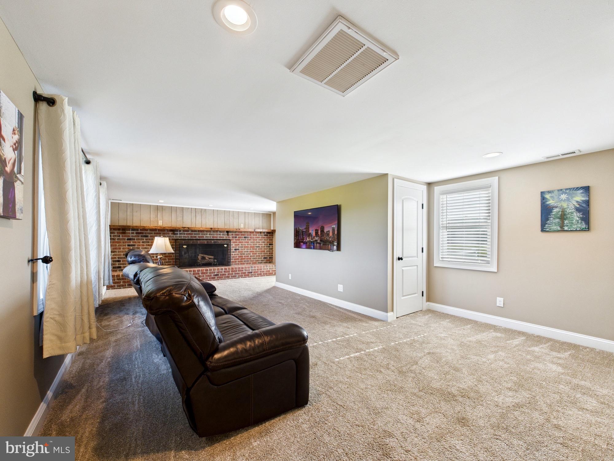 15551 Wharton Road Goldsboro, MD 21636 - Photo 21 of 80 Spacious living area with cozy ambiance.