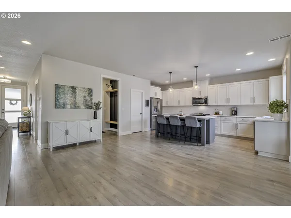 $679,900 | 1004 Northeast 17th Avenue, Canby, OR 97013