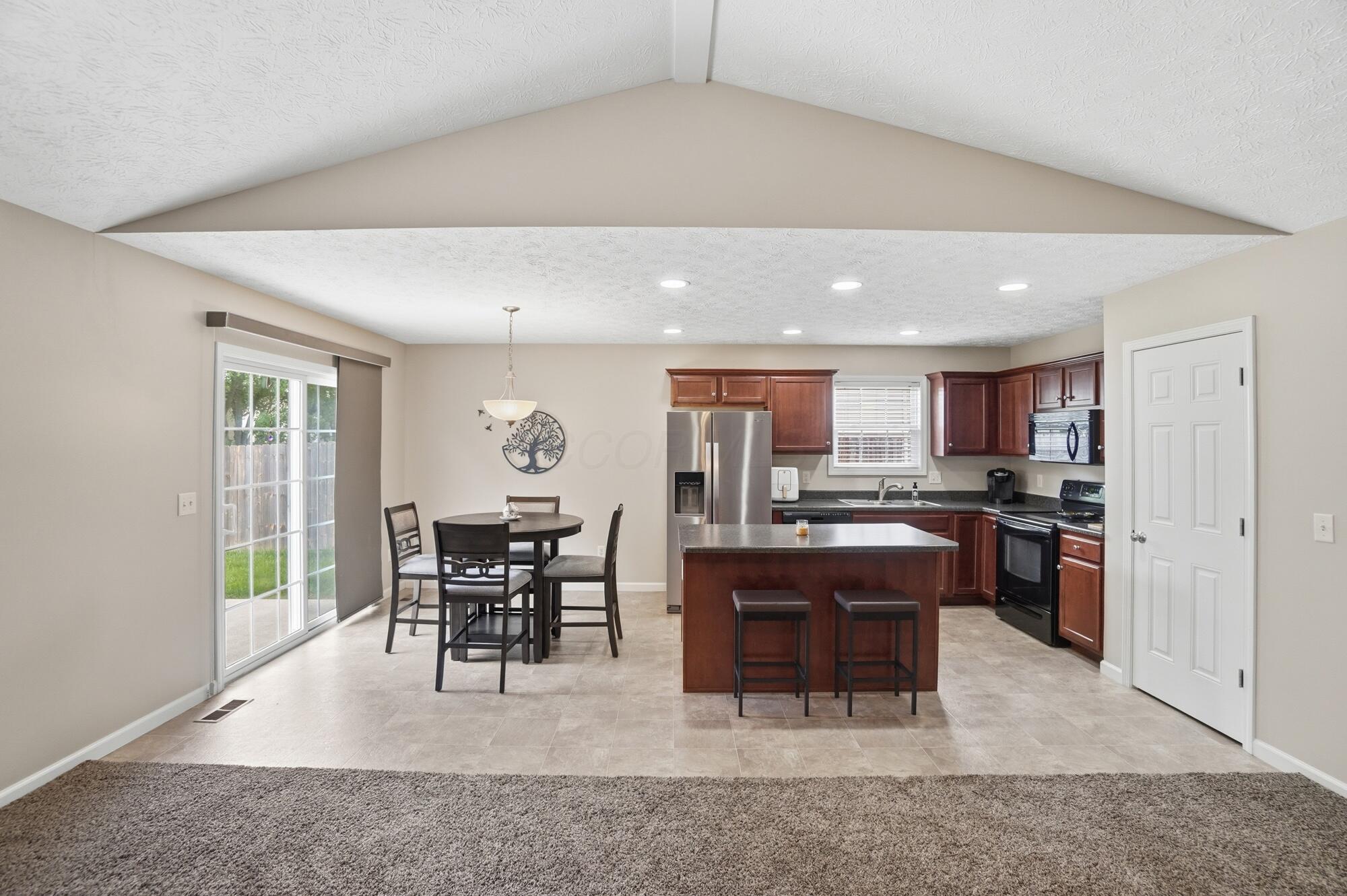 1728 Hunters Ridge Drive Troy, OH 45373 - Photo 10 of 47 Kitchen - 1728 Hunters Ridge Drive, Troy, OH 45373