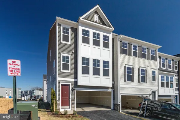 $2,950 | 3978 Shire Meadow Lane, Triangle, VA 22172