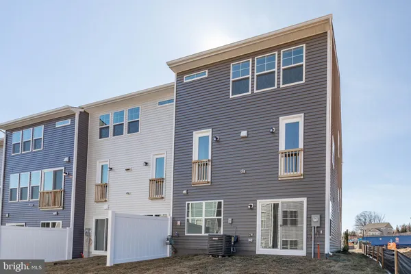 $2,950 | 3978 Shire Meadow Lane, Triangle, VA 22172