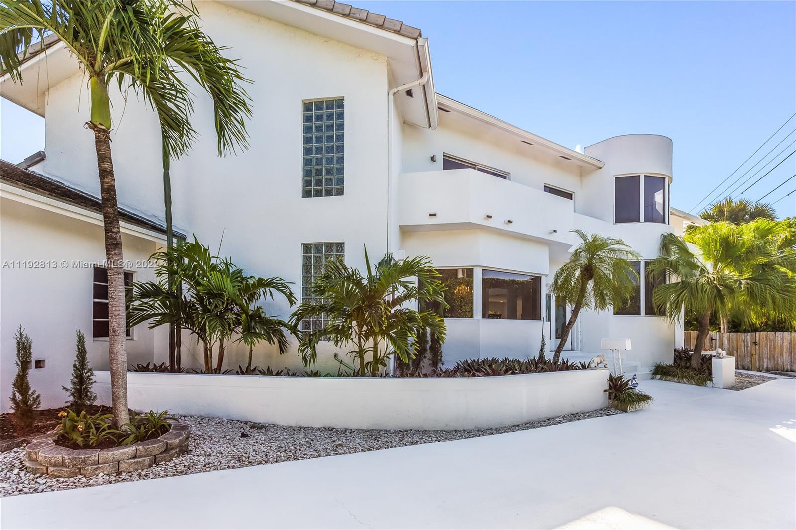 6180 Pine Tree Drive Miami Beach, FL 33140 - Photo 4 of 32