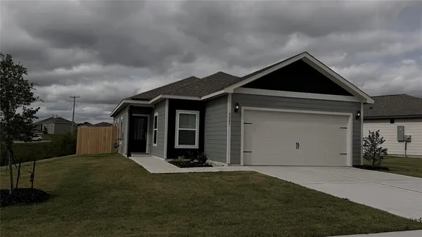 a view of a house with backyard