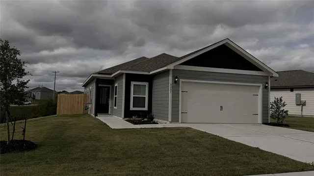 a view of a house with backyard