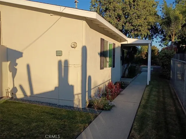 a view of a house with backyard