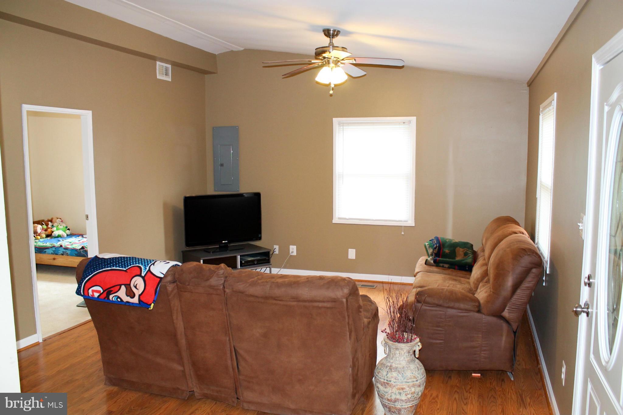 923 Alexis Road Woodbridge, VA 22191 - Photo 8 of 18 Living Room