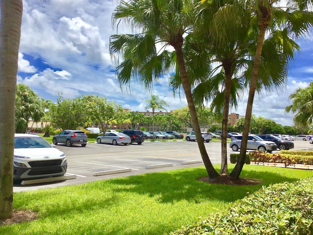 1004 Newcastle A, Unit 1004 Boca Raton, FL 33434 - Photo 29 of 39 a view of a backyard