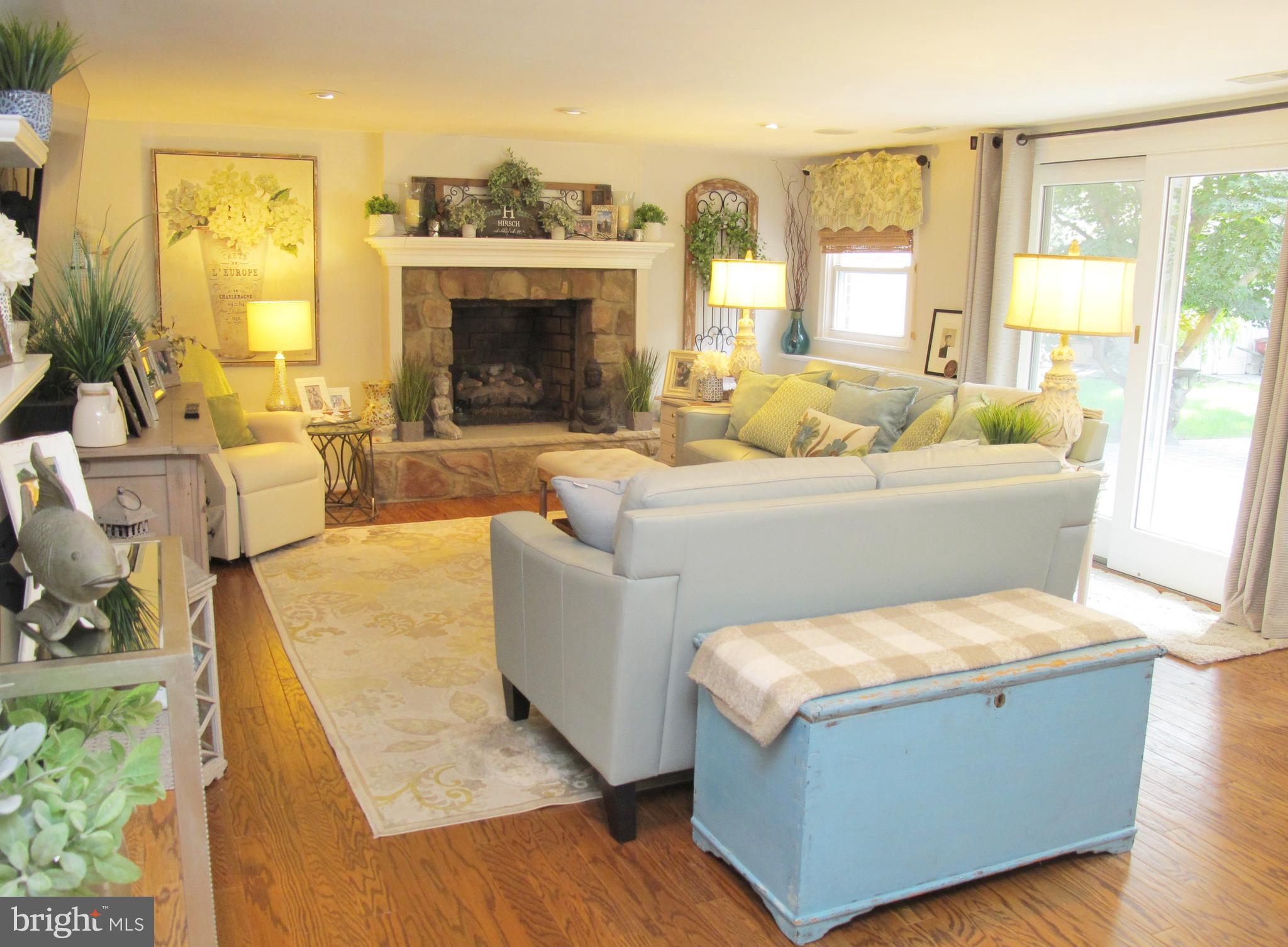 126 Devon Road Cinnaminson, NJ 08077 - Photo 10 of 38 "Comfortable" Family Rm