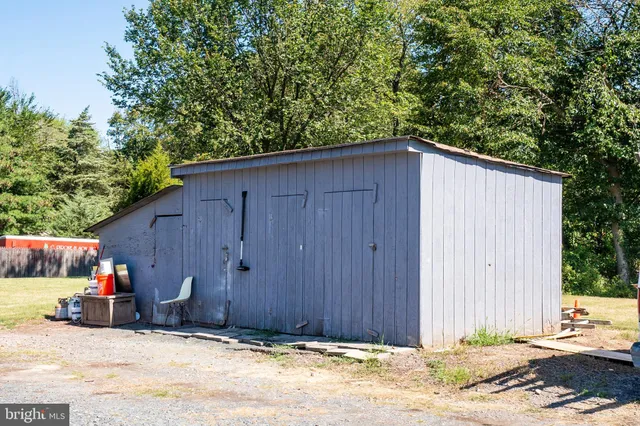 a view of a house with backyard and trees