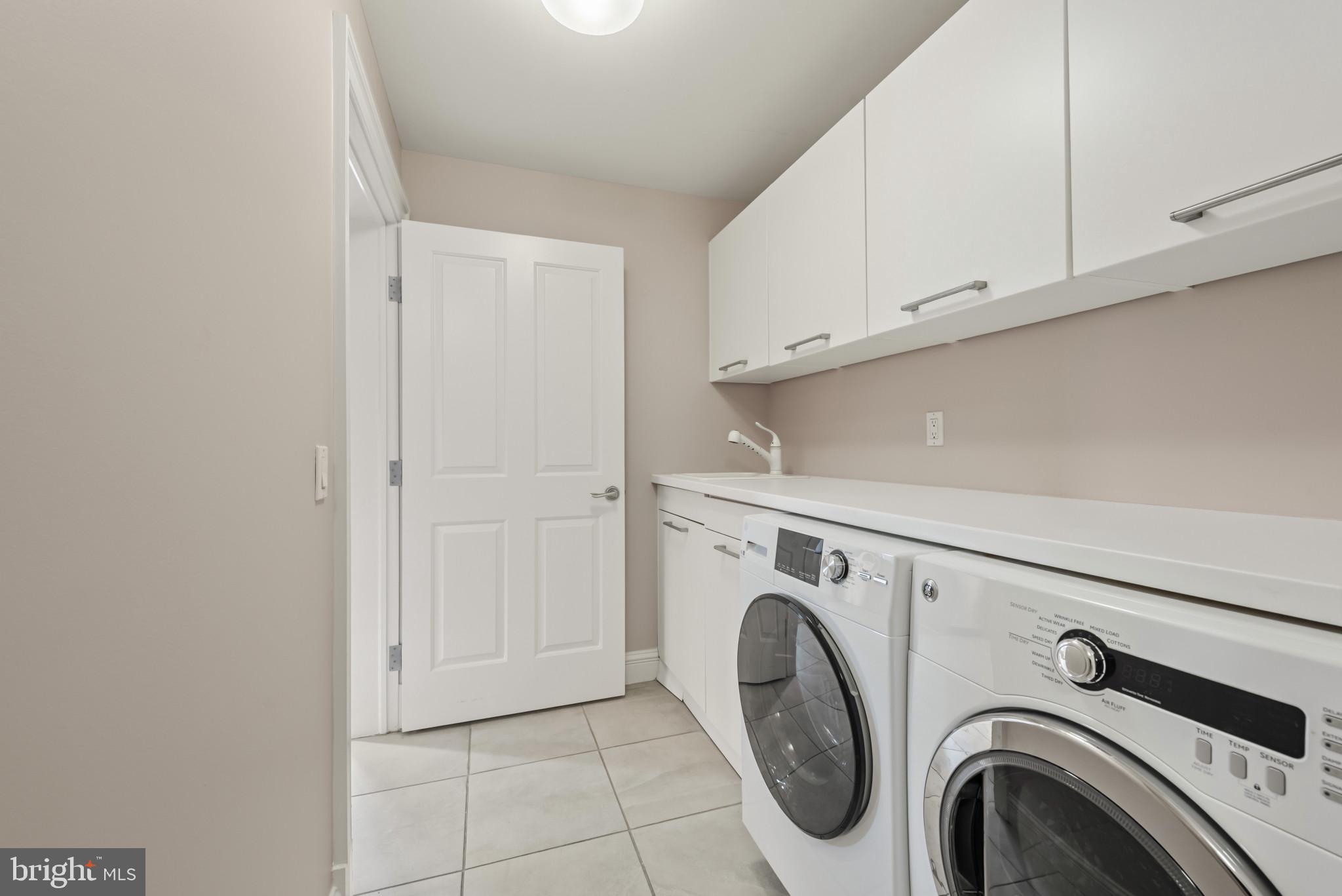 801 Key Highway, Unit 364 Baltimore, MD 21230 - Photo 39 of 54 a utility room with dryer and washer