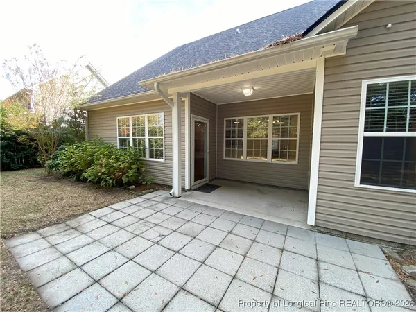 a view of a house with backyard