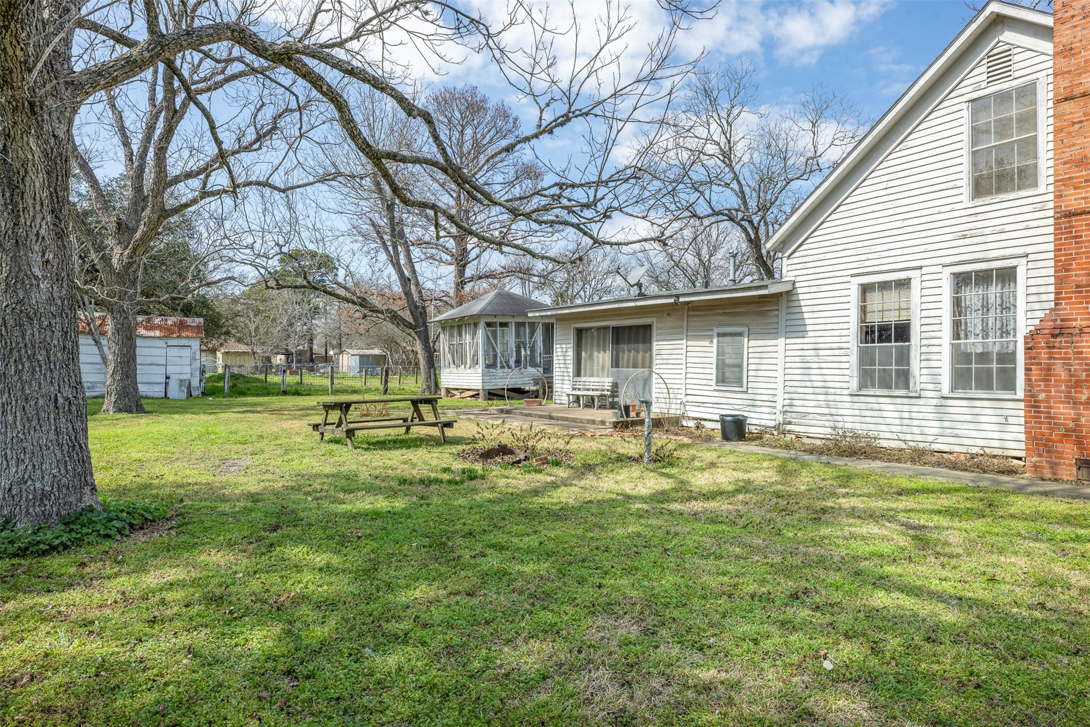 104 6th Street Glidden, TX 78943 - Photo 5 of 28