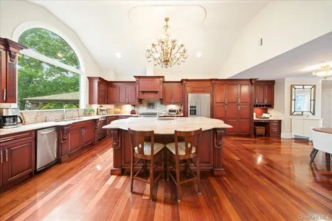 $1,529,900 | 9 Robert Circle, Syosset, NY 11791
