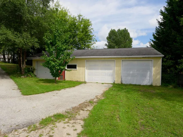 $250,000 | 1121 Millersville Avenue, Howards Grove, WI 53083