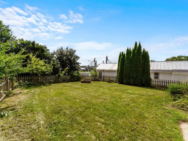 $250,000 | 1121 Millersville Avenue, Howards Grove, WI 53083