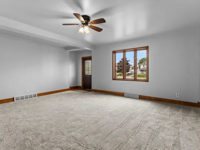 $250,000 | 1121 Millersville Avenue, Howards Grove, WI 53083