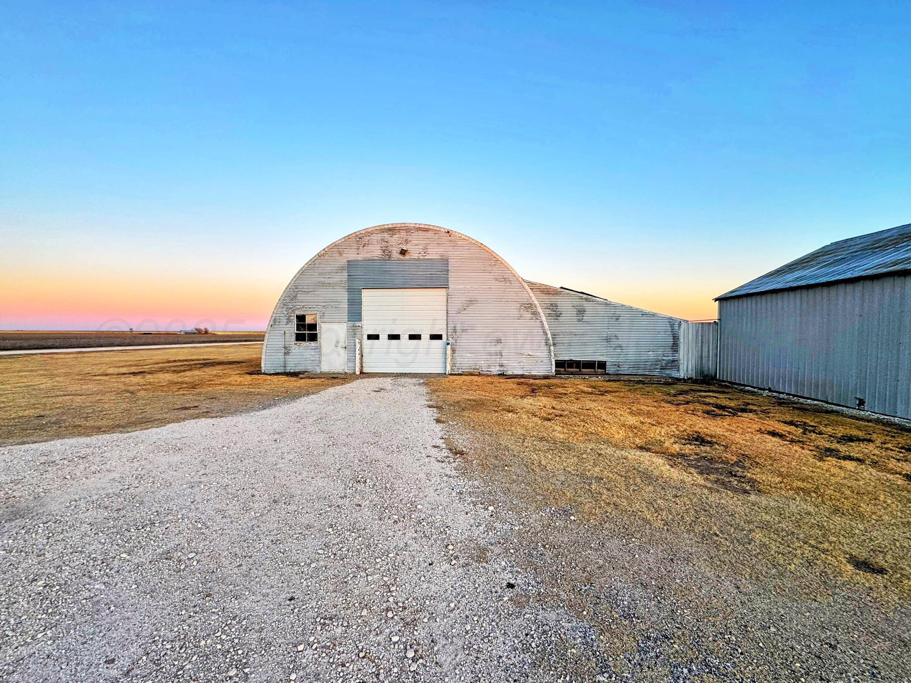 14490 County Road 24 Perryton, TX 79070 - Photo 24 of 28 a view of a big room with an empty space and a ocean view