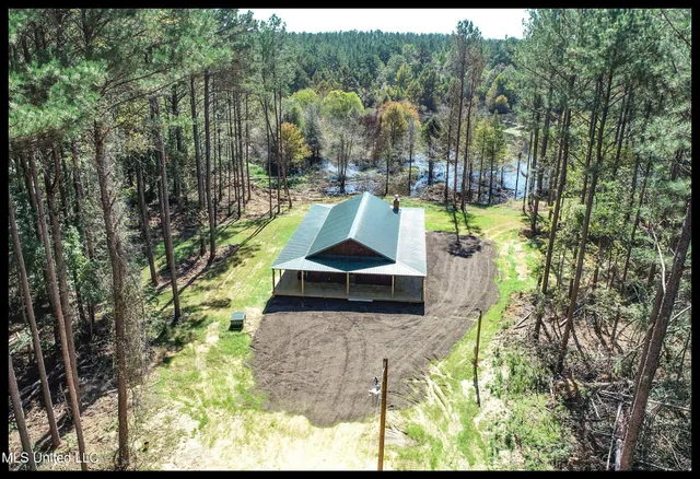 $975,000 | 348 Beaverdam Road, Camden, MS 39045