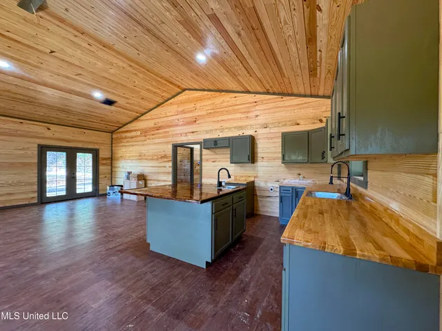 $975,000 | 348 Beaverdam Road, Camden, MS 39045