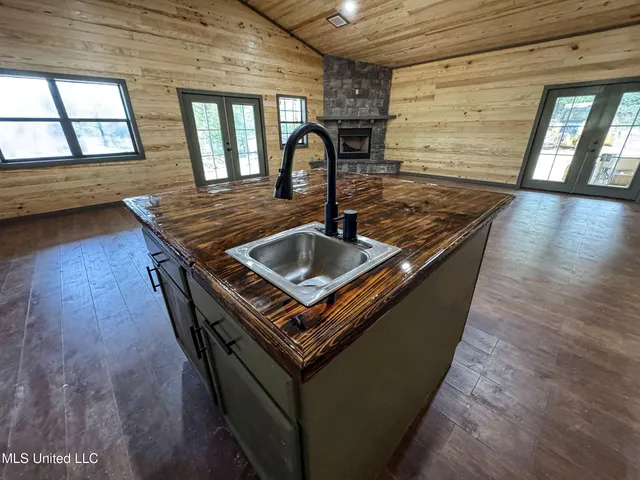 $975,000 | 348 Beaverdam Road, Camden, MS 39045