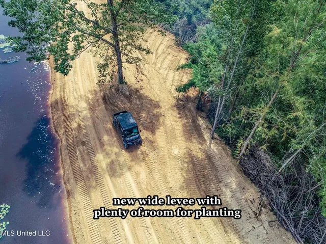 $975,000 | 348 Beaverdam Road, Camden, MS 39045