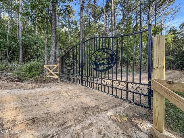 $975,000 | 348 Beaverdam Road, Camden, MS 39045