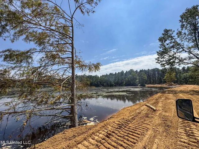 $975,000 | 348 Beaverdam Road, Camden, MS 39045