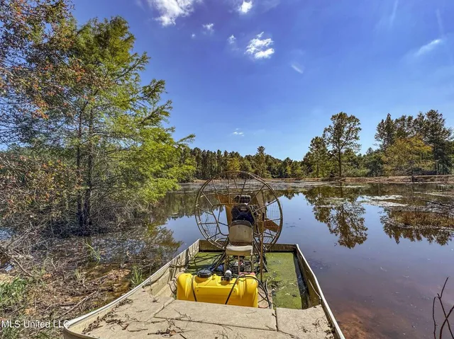 $975,000 | 348 Beaverdam Road, Camden, MS 39045