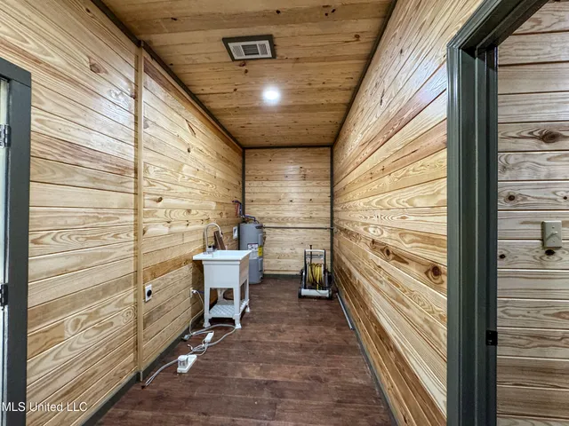 $975,000 | 348 Beaverdam Road, Camden, MS 39045