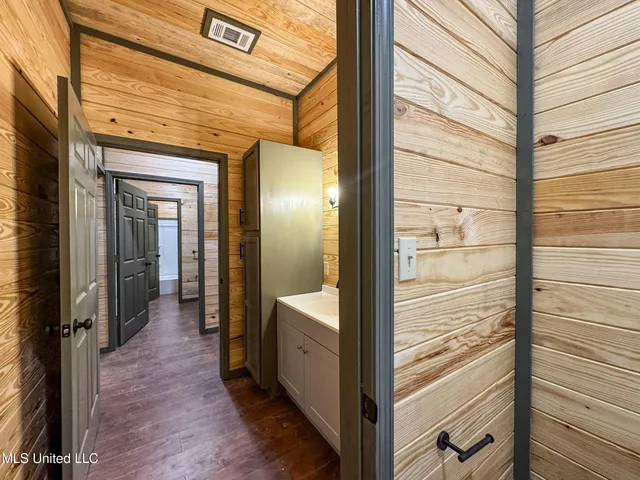 $975,000 | 348 Beaverdam Road, Camden, MS 39045