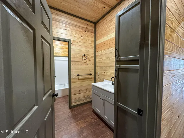 $975,000 | 348 Beaverdam Road, Camden, MS 39045