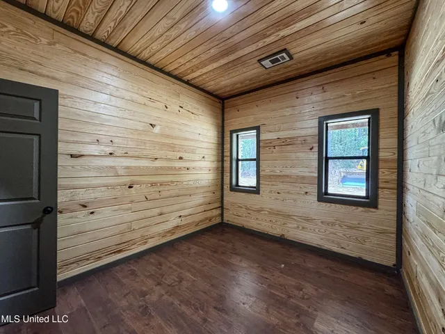 $975,000 | 348 Beaverdam Road, Camden, MS 39045