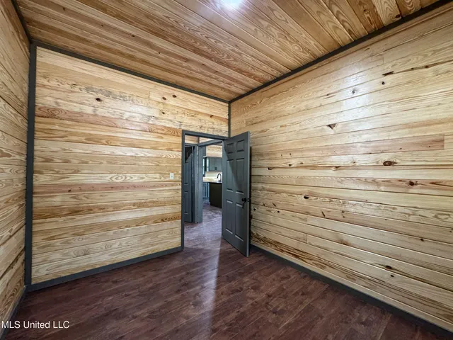 $975,000 | 348 Beaverdam Road, Camden, MS 39045