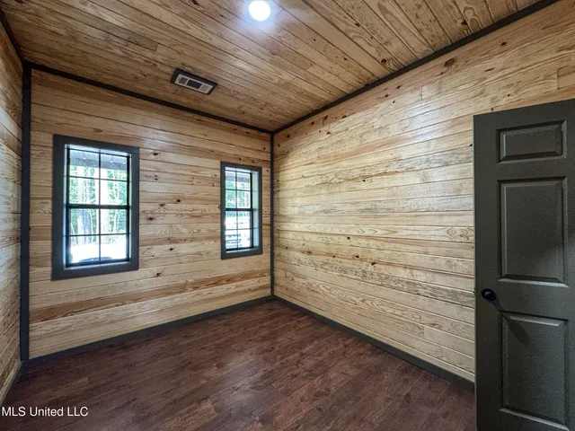 $975,000 | 348 Beaverdam Road, Camden, MS 39045