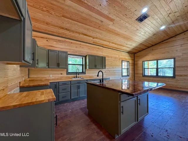 $1,024,000 | 348 Beaverdam Road, Camden, MS 39045