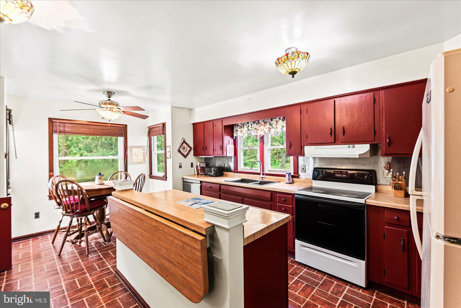 31934 Indiantown Road Locust Grove, VA 22508 - Photo 16 of 84 Charming kitchen with breakfast nook.