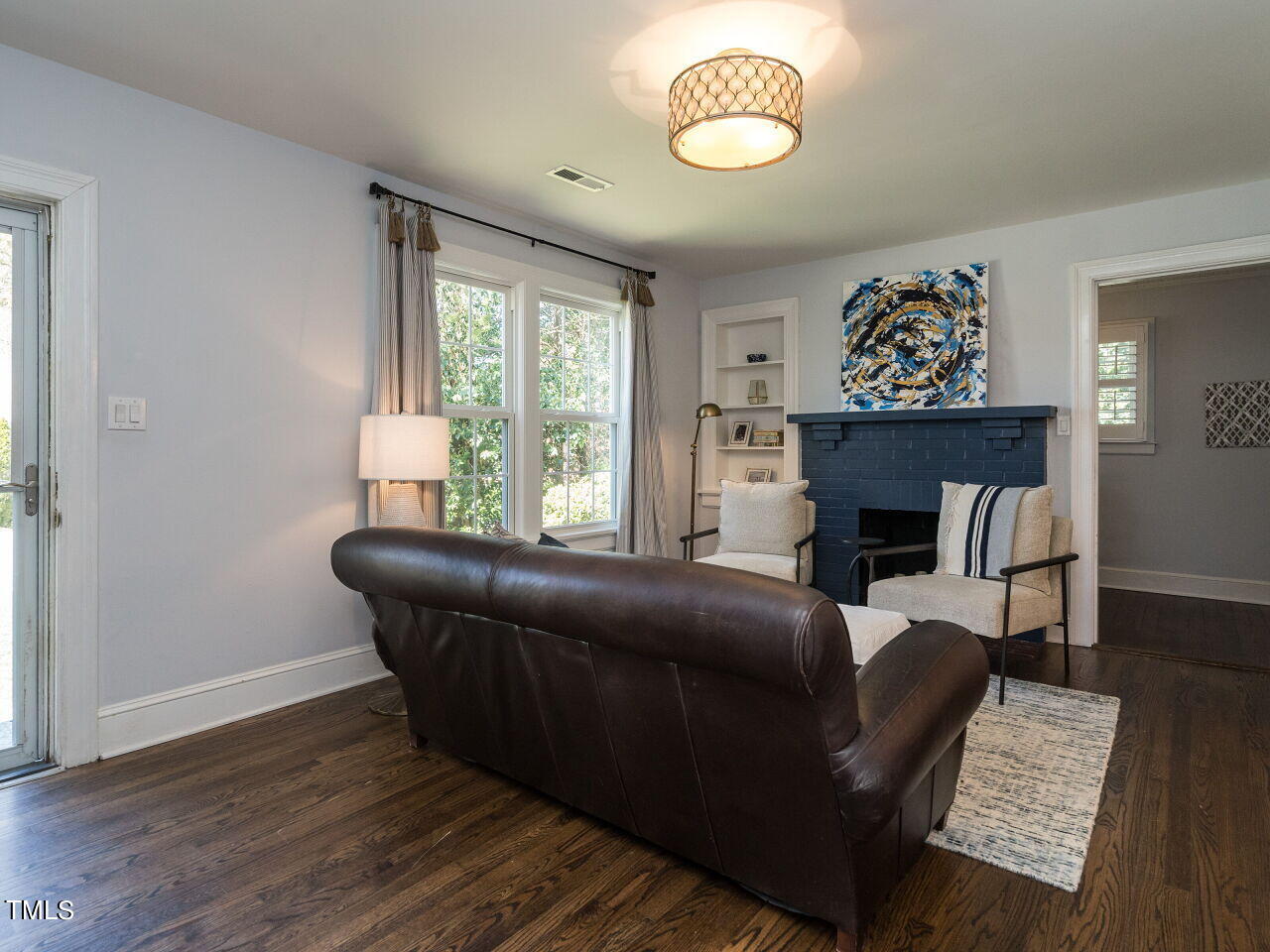 1004 Benjamin Street Raleigh, NC 27604 - Photo 4 of 27 005-1280x960-family-room