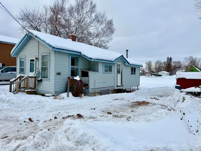 $115,000 | 18 Mattanawcook Street, Lincoln, ME 04457