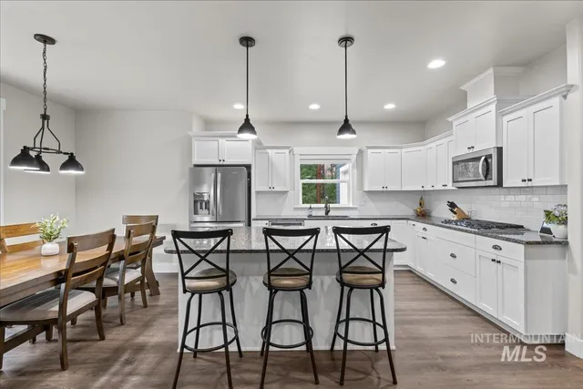 $900,000 | 11 Crescent Circle, Boise, ID 83716