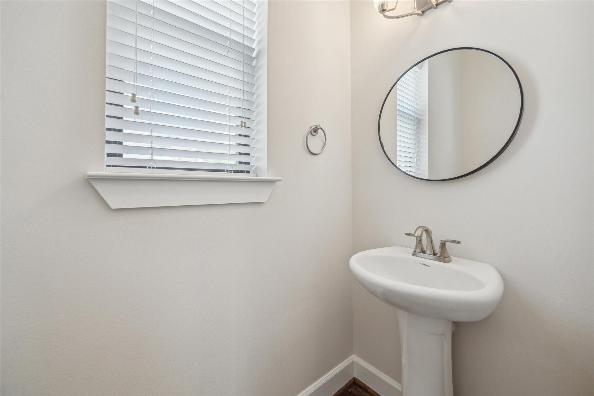 4113 Eigel Street Houston, TX 77007 - Photo 15 of 23 Powder Room.