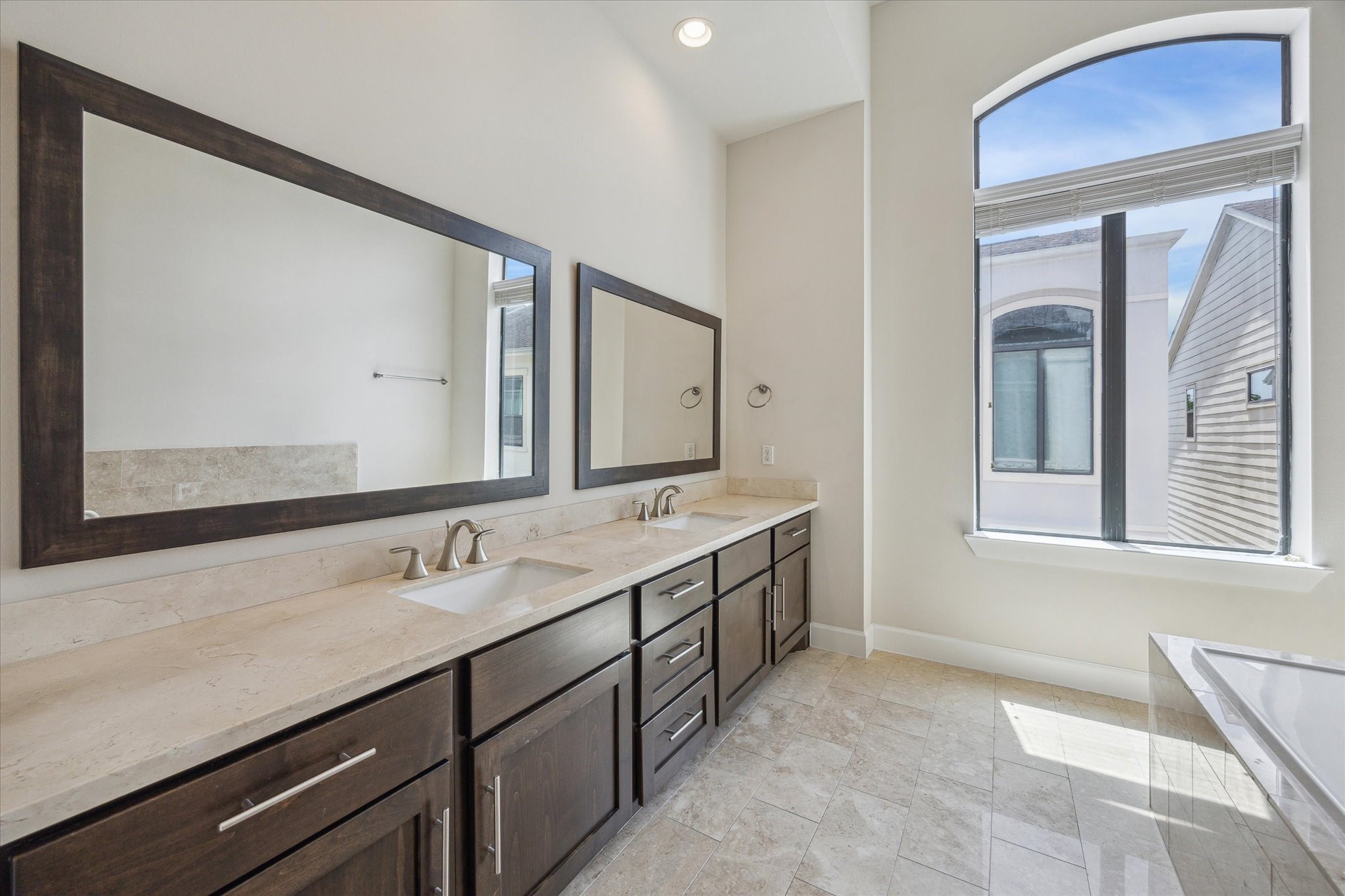 4113 Eigel Street Houston, TX 77007 - Photo 17 of 23 Primary bath with tub and separate shower.